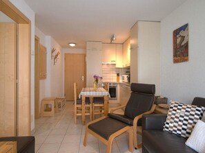 Möbel, Eigentum, Tabelle, Stuhl, Holz, Interior Design, Flooring, Fussboden, Wohnzimmer, Wand