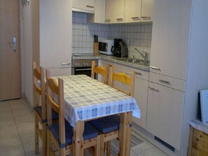 Cabinetry, Eigentum, Möbel, Tabelle, Countertop, Spüle, Stuhl, Holz, Interior Design, Schublade