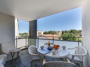 Eigentum, Zimmer, Gebäude, Interior Design, Grundeigentum, Haus, Möbel, Die Architektur, Tabelle, Balkon