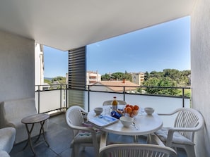 Eigentum, Zimmer, Gebäude, Interior Design, Grundeigentum, Haus, Möbel, Die Architektur, Tabelle, Balkon