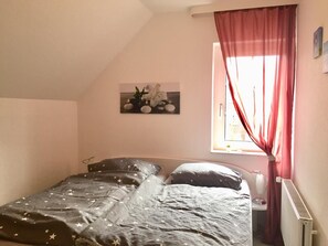 Schlafzimmer mit Doppelbett