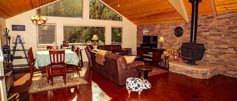 Welcome to Serenity Creek Cabin! Kick your feet up and stay awhile. Sink into the coziness of this living room and gaze out into the view of the beautiful Ponderosa Pines.