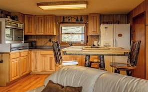 Full kitchen makes preparing meals a pleasure.