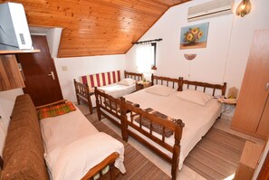Studio for 4 persons functionally equipped with all necessities 
