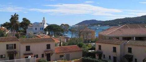 Vue de la loggia sur piscine et mer