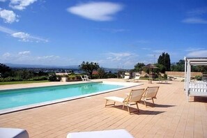 Herrliche Sicht auf Meer, Ätna und die prächtige Landschaft haben Sie vom Pool.