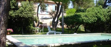 La Bastide vue depuis sa Piscine