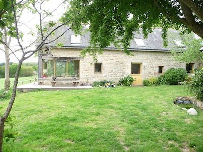 Jolie maison adossée à la colline avec vue sur la rivière