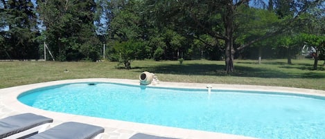 Piscine sécurisée avec plage californienne