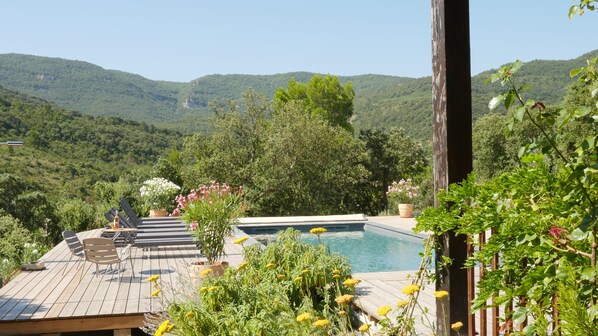 View of the pool to the surrounding hills and vineyards 