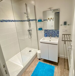 Salle de bain avec douche 