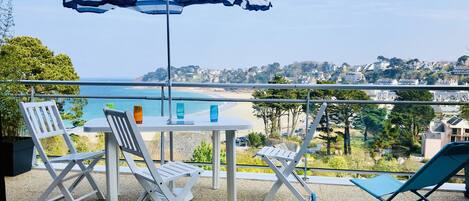 Superbe terrasse exposée Sud , surplombant la plage de Trestraou.