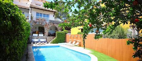 Sunny garden with private pool