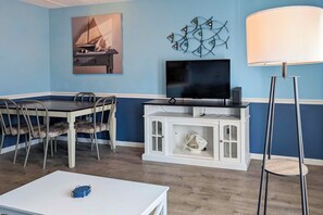 Living Room | Sleeper Sofa | Free WiFi
