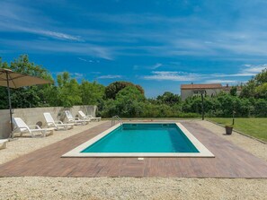 Water, Cloud, Sky, Daytime, Property, Plant, Azure, Swimming Pool, Blue, Rectangle