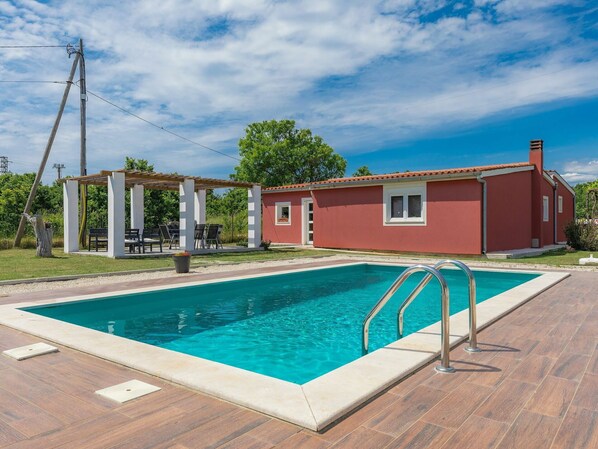 Nuage, Ciel, L'Eau, Plante, Bâtiment, Propriété, Fenêtre, Piscine, Bleu Azur, Bois