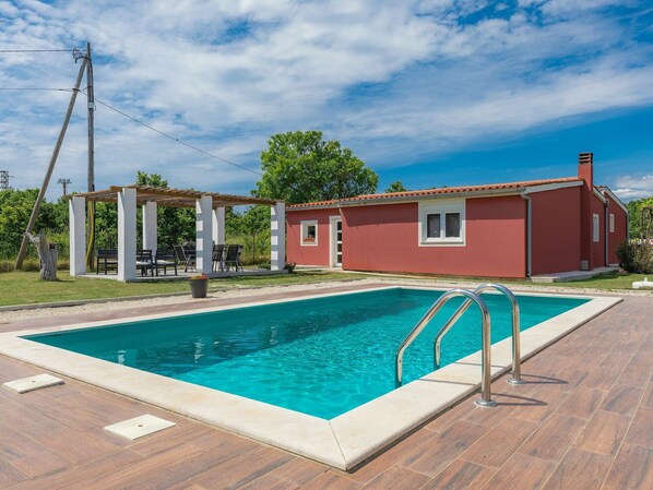 Cloud, Sky, Water, Plant, Building, Property, Window, Swimming Pool, Azure, Wood