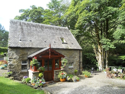 Barn Cottage, bellamente ubicado por las cataratas de Dochart