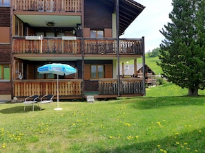 Pflanze, Gebäude, Fenster, Grundstueck, Hütte, Holz, Die Architektur, Haus, Baum, Veranda