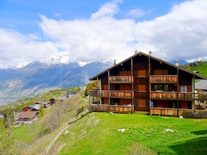 Wolke, Himmel, Berg, Gebäude, Natur, Pflanze, Natürliche Landschaft, Hochland, Grundstueck, Haus