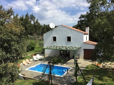 Casa de campo modernizada con anexo y piscina en un bello entorno tranquilo