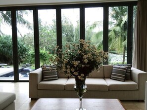 Sunny Spacious Villa in Ocean villa