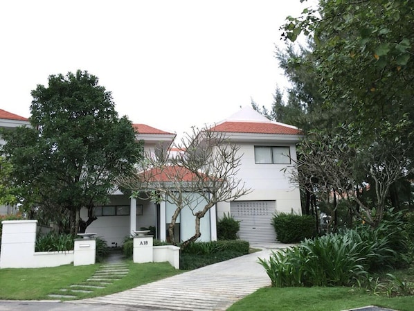 Sunny Spacious Villa in Ocean villa