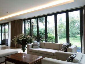 Sunny Spacious Villa in Ocean villa