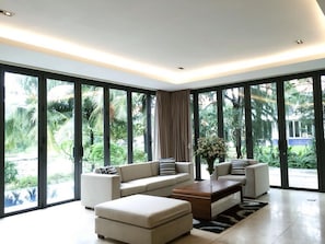 Sunny Spacious Villa in Ocean villa