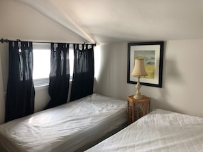 Bedroom with 2 twin sized beds