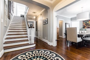 The Roux House Offers Luxury Comfort & Location in the Heart of Dallas!