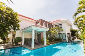 Beautiful villa in garden/ 4BR/perfect