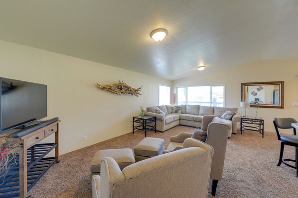 Smith River Vacation Rental | 2BR | 2BA | 1,500 Sq Ft | Stairs Required