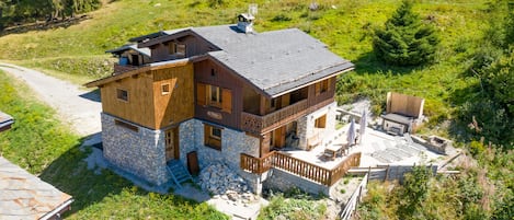 vue aérienne du chalet - piste en haut du chemin