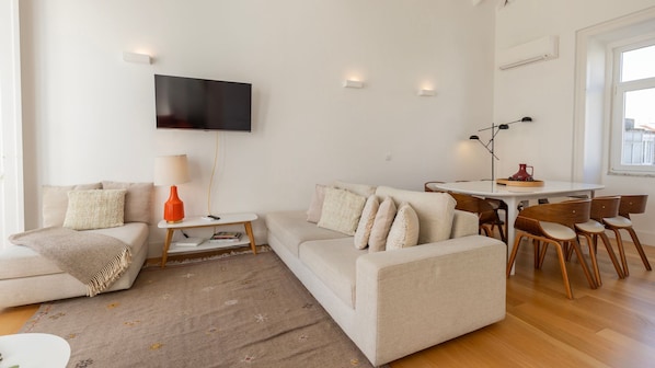 A beautiful sun filled living room with plenty of sitting space and a wide dining table.
#naturallight #comfort #portugal #pt #lisbon
