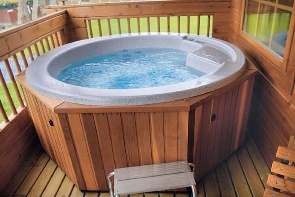 Outdoor spa tub