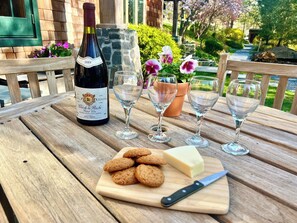 Front deck outdoor dining  at the Lodge.
