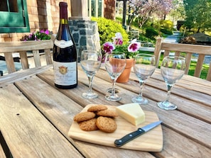Front deck outdoor dining at the Lodge.