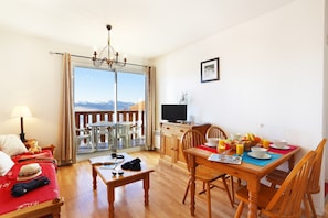 Sit back on the comfy sofa with a good book, or pay for TV services on-site.