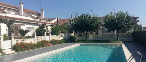 Casa con piscina i barbacoa.