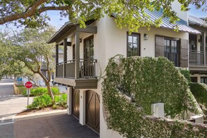 Private Entrance - Surrounded by Greenery