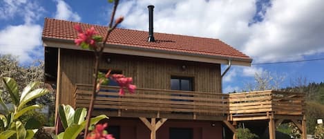 Le chalet est exposé plein sud et domine le lac de Gérardmer.