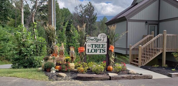TreeTops Resort, Gatlinburg
Free Standing Loft Cottages 