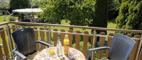 Ferienwohnung 5 mit Balkon-Blick vom Balkon in den Garten