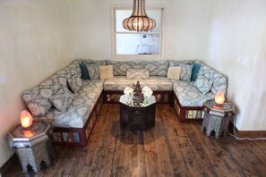 Sitting Room: Intimate Lounge 