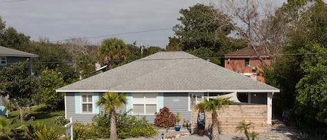 3 bedroom 2 bath clean, comfy, cozy beach house!