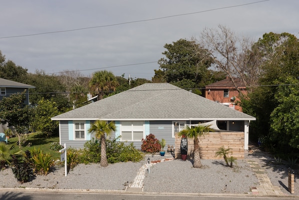 3 bedroom 2 bath clean, comfy, cozy beach house!