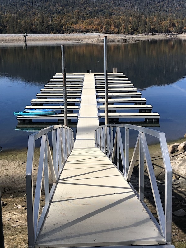 Perfectly located end of dock slip in no wake zone  $30 / day payable to owners.