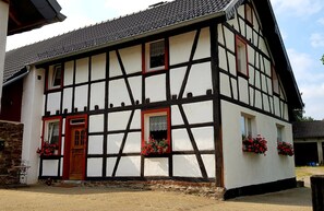 Haustüre im Innenhof