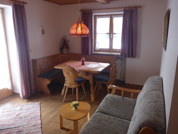 Ferienwohnung Nr. 15 für 1-2 Pers., ca. 33 m², 1 SZ, Wohnraum mit Kochnische, T-Living room